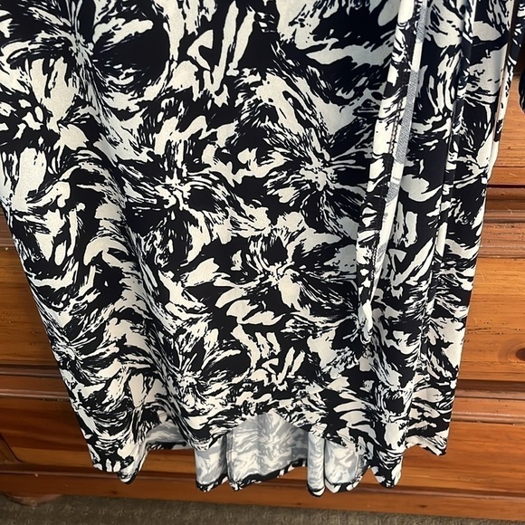 NWT Lush Women’s Black And Cream Wrap Dress Size Large - Picture 6 of 12